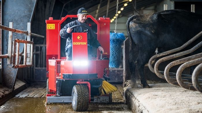 BOBMAN machine for cleaning and bedding cubicles